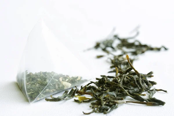 Teebeutelpyramide Mit Grünem Tee Auf Weißer Oberfläche Makro Selektive Fokussierung — Stockfoto