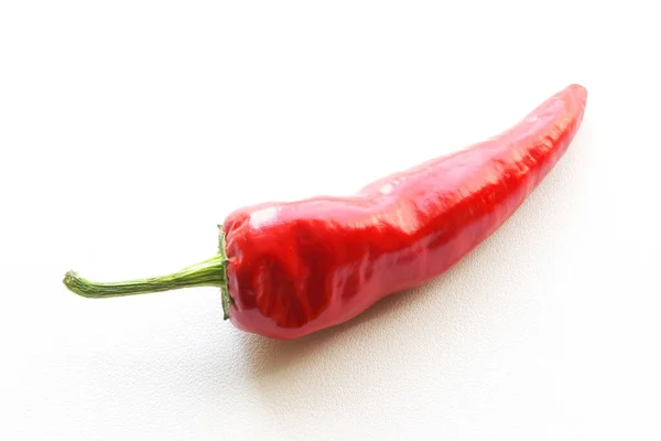 Una Vaina Chile Rojo Encuentra Una Superficie Blanca Luz Del —  Fotos de Stock