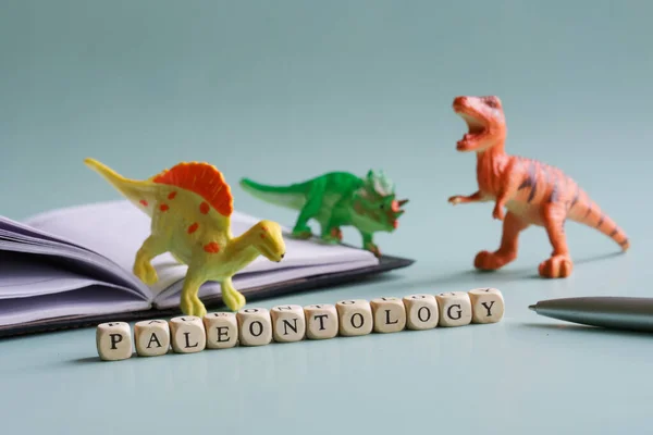 Inscripción Paleontológica Junto Dinosaurios Juguete Cuaderno Abierto Concepto Para Estudiar — Foto de Stock