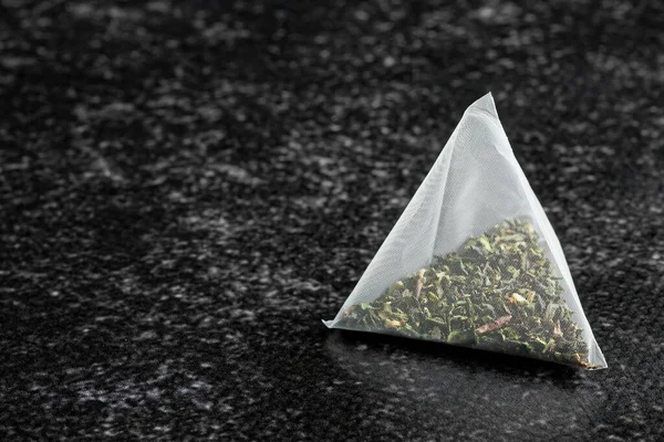 Pyramiden Teebeutel Mit Grünem Tee Liegt Auf Dunklem Vinyl Texturierten — Stockfoto
