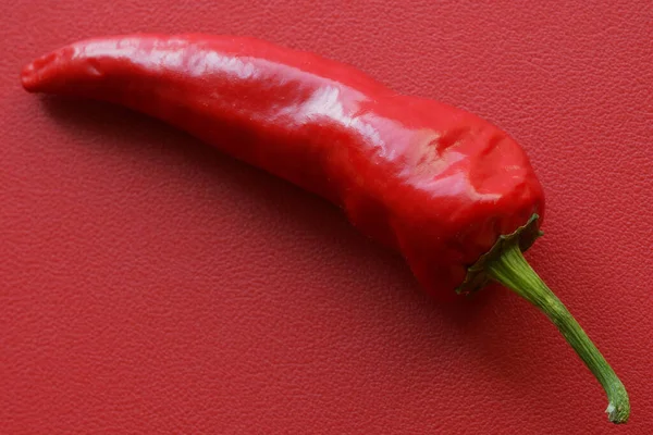 Una Vaina Chiles Rojos Descansa Sobre Una Superficie Cocina Textura —  Fotos de Stock