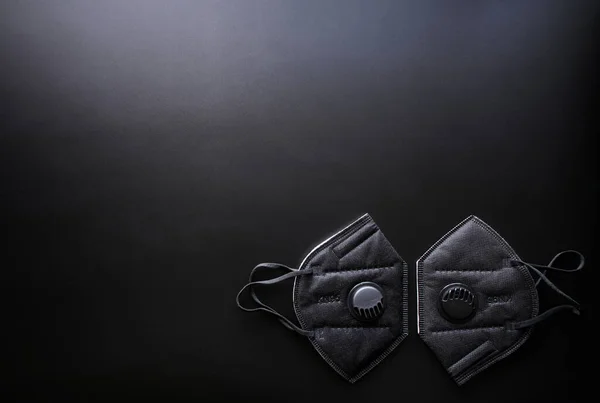Два Захисних Чорних Респіратори Клапаном Фільтром Лежать Темному Градієнтному Фоні — стокове фото