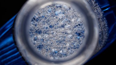 Plastik şişede köpük ve köpük temizleyici sıvıyla birlikte. Kimyasal sıvıların ve dezenfektanların modern gelişimi kavramı. Yukarıdan bak. Makro