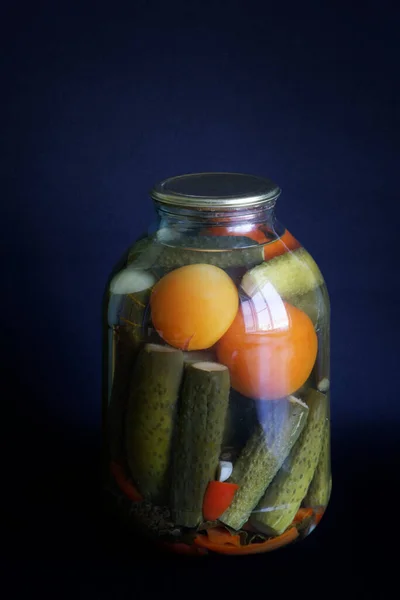 Κονσερβοποιημένα Αγγούρια Και Ντομάτες Ένα Μεγάλο Βάζο Τριών Λίτρων Σκούρο — Φωτογραφία Αρχείου