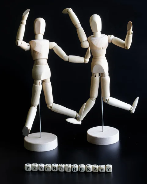 Två Grimmande Människoliknande Marionetter Bredvid Inskriptionen Psykoterapi Begreppet Psykoterapeutisk Praktik — Stockfoto