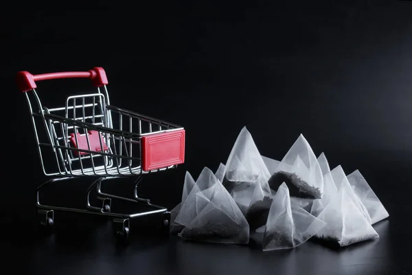 Порожній Супермаркет Візок Пірамідальні Чайні Пакети Чорним Чаєм Концепція Покупки — стокове фото