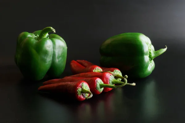 Chiles Rojos Picantes Pimientos Verdes Sobre Fondo Gradiente Oscuro Concepto — Foto de Stock