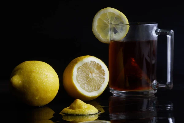 Caneca Transparente Com Chá Preto Saco Chá Pirâmide Fica Contra — Fotografia de Stock