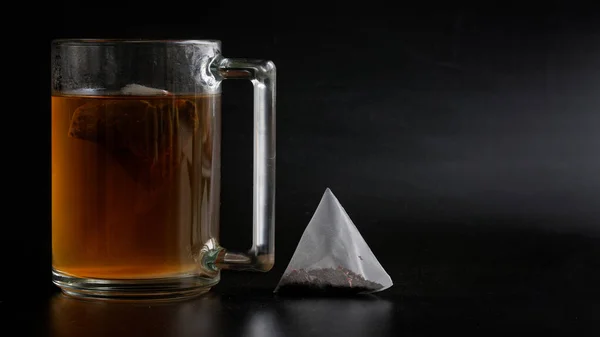 Tasse Transparente Sachet Thé Pyramidal Triangulaire Sur Fond Dégradé Foncé — Photo