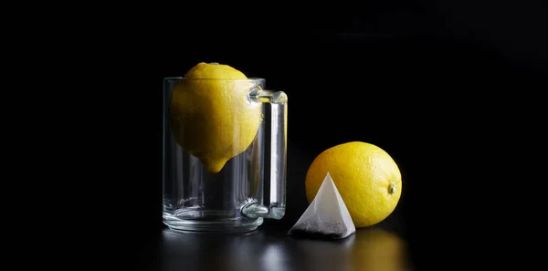 Tasse Transparente Sachet Thé Pyramidal Avec Thé Noir Deux Citrons — Photo