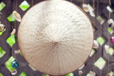 Duvardaki Asya bambu şapkasının yakın plan görüntüsü.