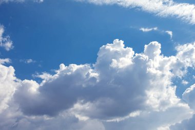 Sabah arkaplanı boyunca güneş ışığı gökyüzünü bulutlandırır. Mavi, beyaz pastel cennet, yumuşak