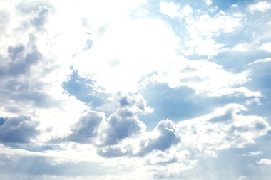 Sabah arkaplanı boyunca güneş ışığı gökyüzünü bulutlandırır. Mavi, beyaz pastel cennet, yumuşak