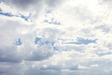 Sabah arkaplanı boyunca güneş ışığı gökyüzünü bulutlandırır. Mavi, beyaz pastel cennet, yumuşak