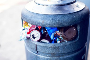 Sokaklarda çöp torbalarıyla dolu çöp kutuları