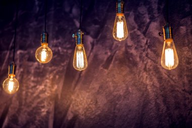 Karanlıkta parlayan klasik bir ampul.