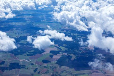 Kümülüs bulutlarının hava sahasından güneşli bir atmosfera manzarası