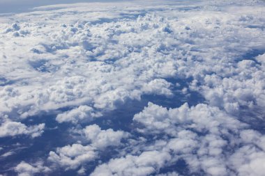 Kümülüs bulutlarının hava sahasından güneşli bir atmosfera manzarası