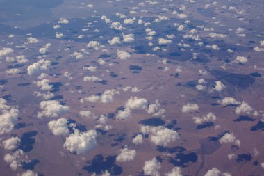 Kümülüs bulutlarının hava sahasından güneşli bir atmosfera manzarası
