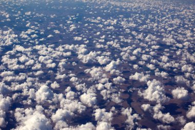 Kümülüs bulutlarının hava sahasından güneşli bir atmosfera manzarası