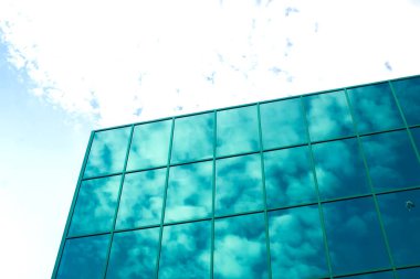 Modern Bussines Mavi gökyüzü ve bulutlarla Mimarlık Binası