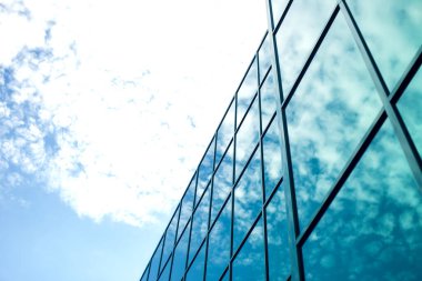 Modern Bussines Mavi gökyüzü ve bulutlarla Mimarlık Binası