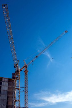 Mavi gökyüzü arkaplanına karşı inşaat vinci.