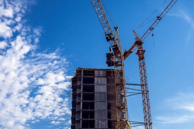 Mavi gökyüzü arkaplanına karşı inşaat vinci.