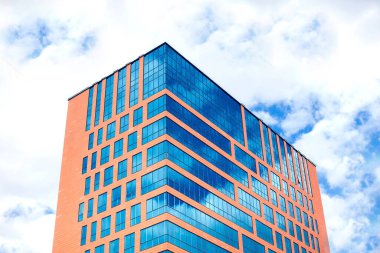 Modern Bussines Mavi gökyüzü ve bulutlarla Mimarlık Binası