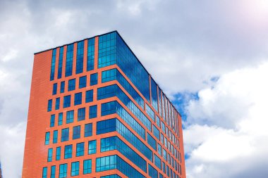 Modern Bussines Mavi gökyüzü ve bulutlarla Mimarlık Binası