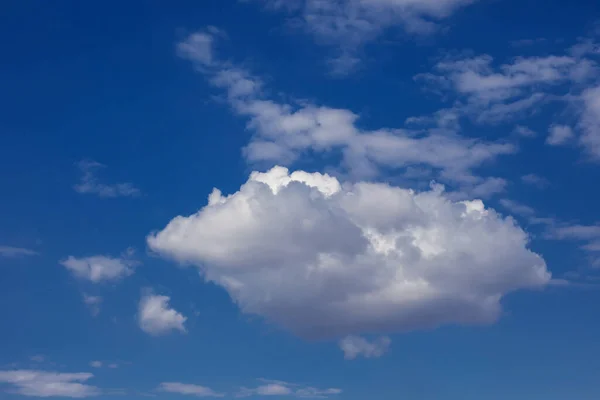 Ηλιόλουστο Ουρανό Σύννεφα Κατά Διάρκεια Πρωινό Φόντο Μπλε Λευκό Παστέλ — Φωτογραφία Αρχείου