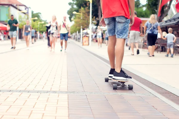 Skateboarder Monopatín Caballo Por Las Calles Muchas Personas Caminando — Foto de Stock