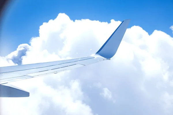 Ala Aeroplano Volando Sobre Las Nubes Con Cielo Azul —  Fotos de Stock