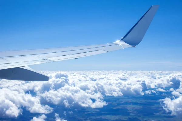 Ala Aeroplano Volando Sobre Las Nubes Con Cielo Azul — Foto de Stock