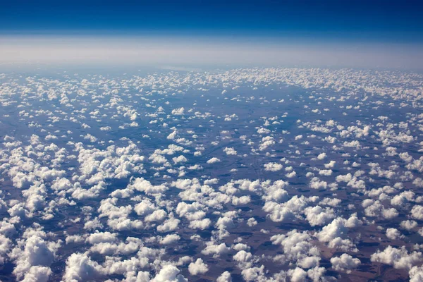 Вид Кучевые Облака Солнечным Днем Иллюминатора — стоковое фото