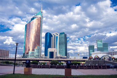 Astana, Kazakistan. Şehrin merkezi, gökdelen, sokak.