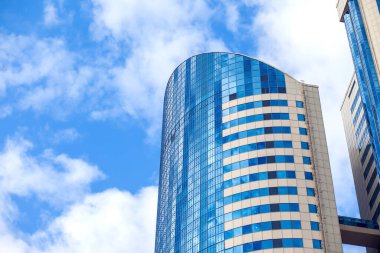 Modern Bussines Mavi gökyüzü ve bulutlarla Mimarlık Binası