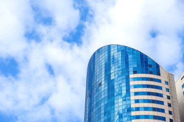 Modern Bussines Mavi gökyüzü ve bulutlarla Mimarlık Binası