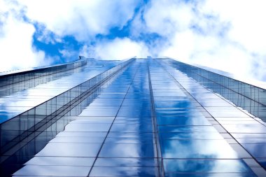 Modern Bussines Mavi gökyüzü ve bulutlarla Mimarlık Binası