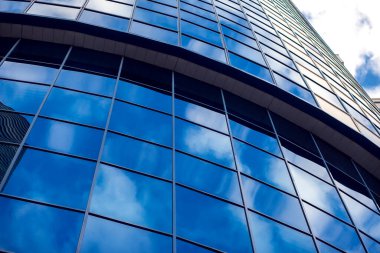 Modern Bussines Mavi gökyüzü ve bulutlarla Mimarlık Binası