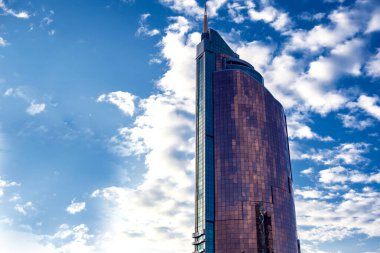 Modern Bussines Mavi gökyüzü ve bulutlarla Mimarlık Binası