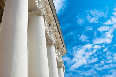 Gökyüzünün düşük açısı ve açık Mavi Gökyüzüne karşı sütunlar Mimari Sütun