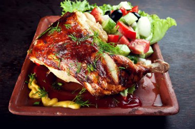 Zeytin yağı ve salatayla kızartılmış tavuk budu.