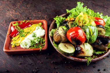 Büyük farklı ızgara sebzeler, yakın plan.