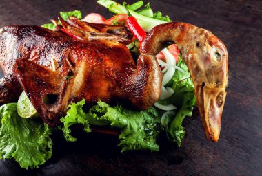 Ev yapımı ördek rostosu. Kızarmış ördek..