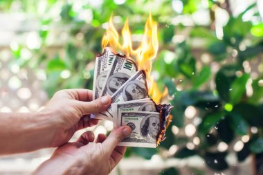 Ateş elinde yüz dolar yakar.