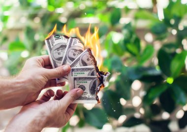 Ateş elinde yüz dolar yakar.