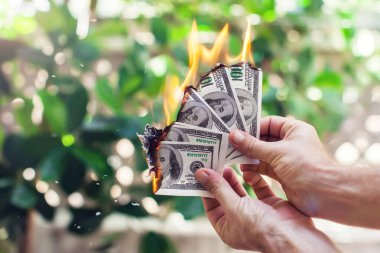 Ateş elinde yüz dolar yakar.