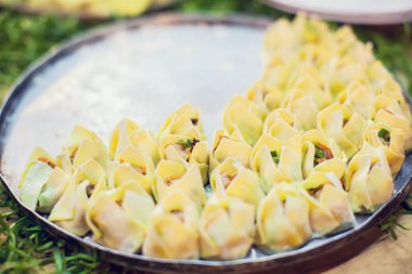 Kahverengi ahşap masada taze Wonton Bardakları