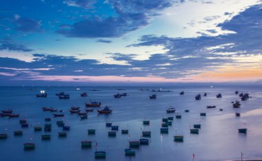 Geleneksel ahşap Vietnam tekneleri ve denizde yuvarlak balıkçı tekneleri.